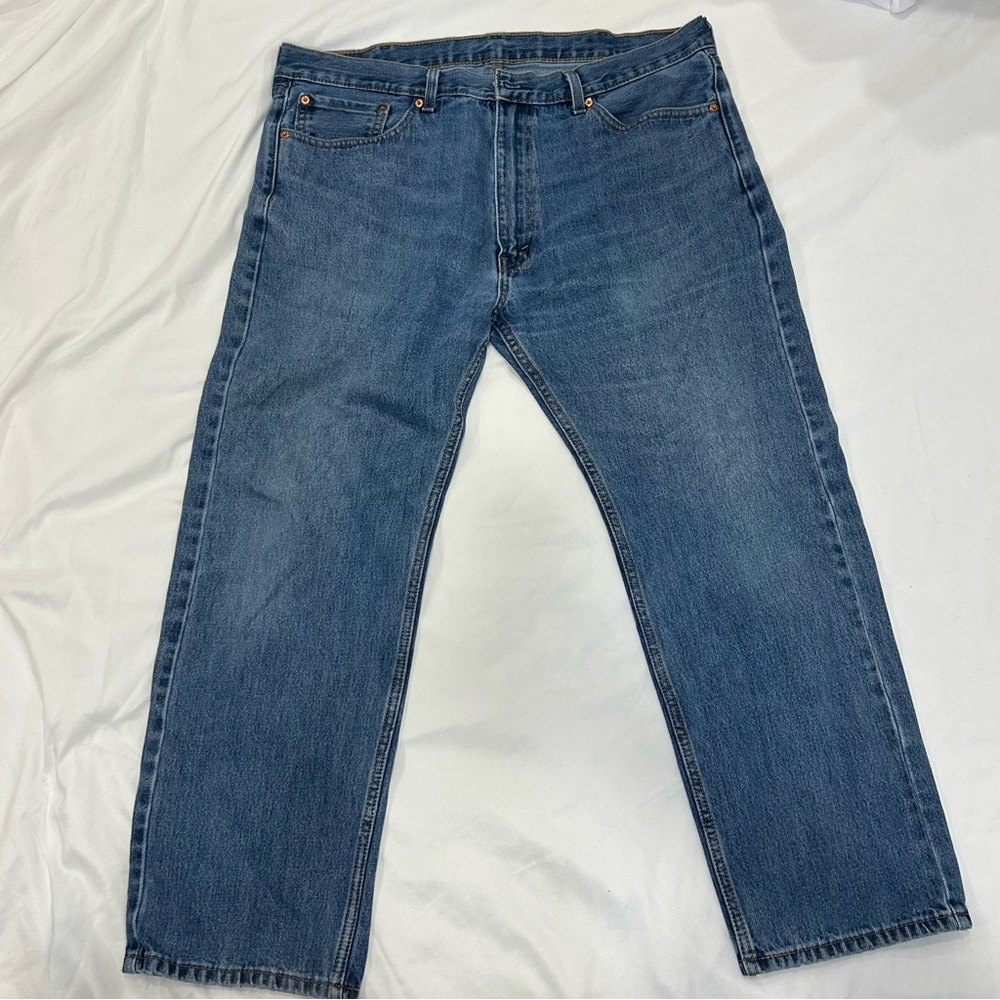 Levi’s 505 Straight Leg Medium Wash Men’s  Denim Jeans size 40 X 28